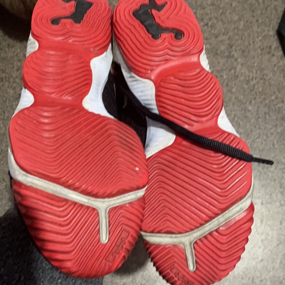 Lebrone shoes size 6y son wore literally 3 times - Picture 4 of 4